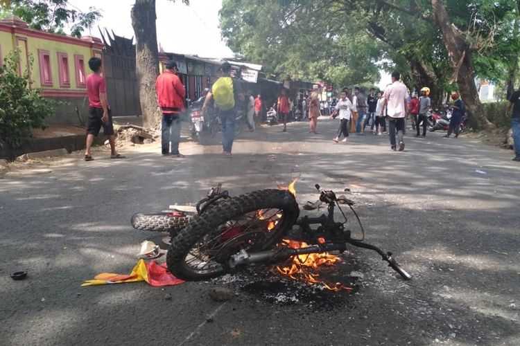 Sepeda motor yang Hangus terbakar saat bentrokan warga Antang dengan sejumlah orang di Lapangan Bittoa Antang, Kecamatan Manggala, Makassar, Jumat (22/11/2019).