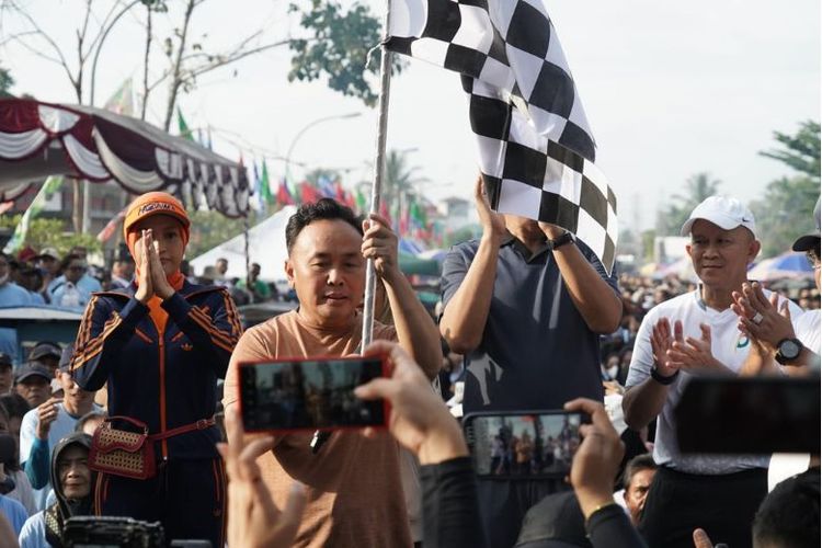 Gubernur Kalteng Sugianto Sabran kibarkan bendera start Fun Walk.