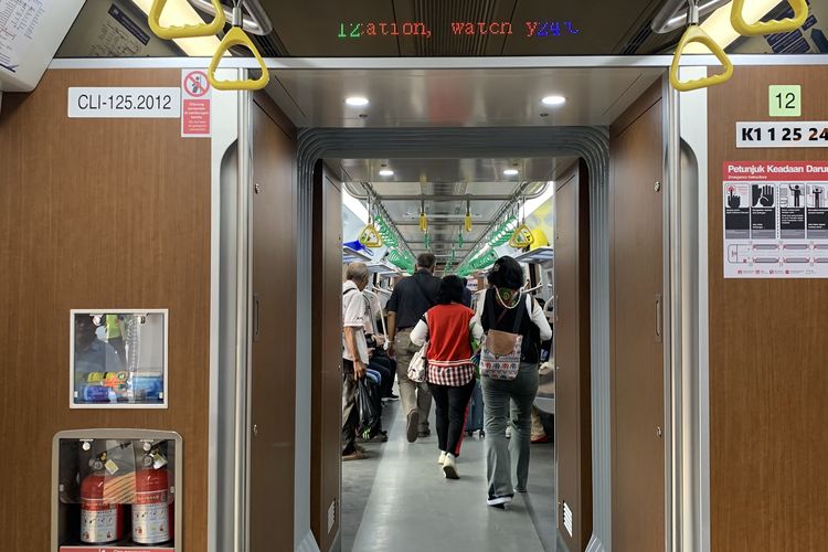 Sebanyak tiga rangkaian kereta rel listrik (KRL) terbaru seri CL-125 mulai beroperasi pada Minggu (1/6/2025).