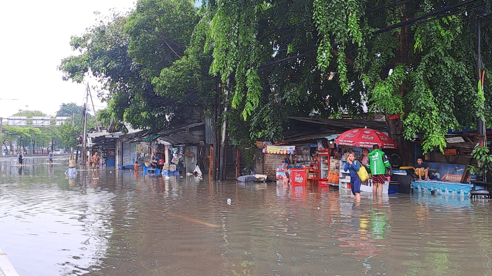 Jalan Daan Mogot Terendam hingga 60 Cm, Pengendara Nekat Terobos Banjir 