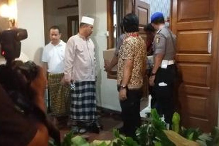 Penyidik Polri menyita 20 barang bukti dalam penggeledahan di rumah milik penyidik KPK Novel Baswedan, Kelapa Gading, Jakarta Utara, Jumat (1/5/2015).