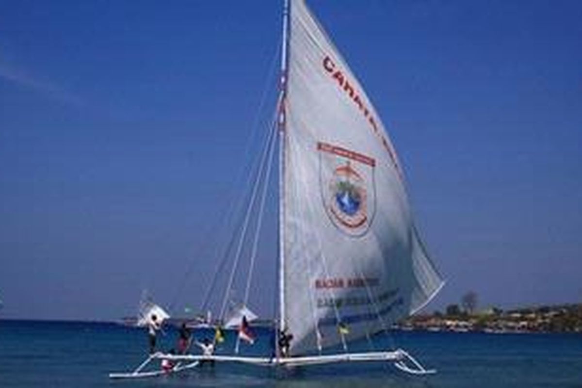 Sandeq, perahu layar khas suku Mandar di Sulawesi Barat.