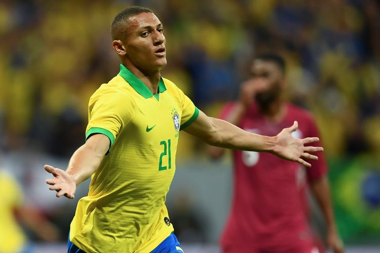 Penyerang Brasil, Richarlison, merayakan golnya dalam laga persahabatan melawan Qatar di Mane Garrincha Stadium pada 5 Juni 2019. 