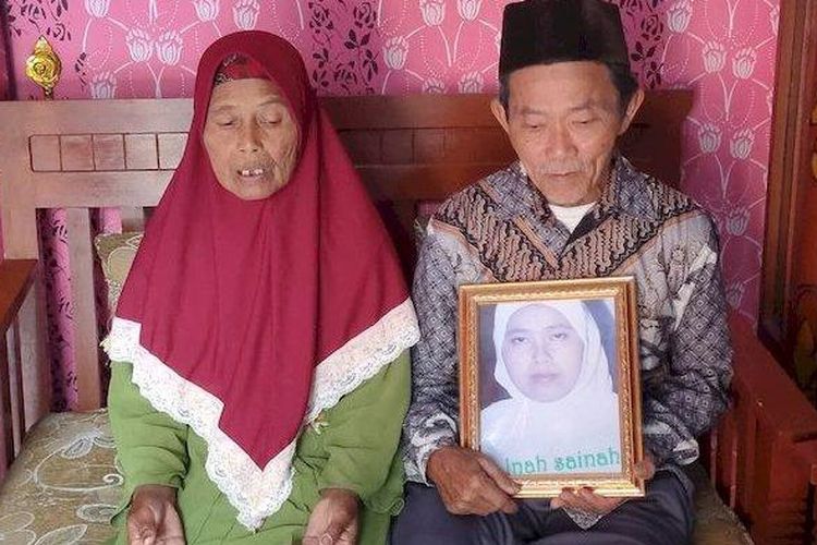 Orangtua Sainah, TKW asal Majalengka menunjukkan foto anaknya yang hilang kontak selama 18 tahun bekerja di Arab Saudi.