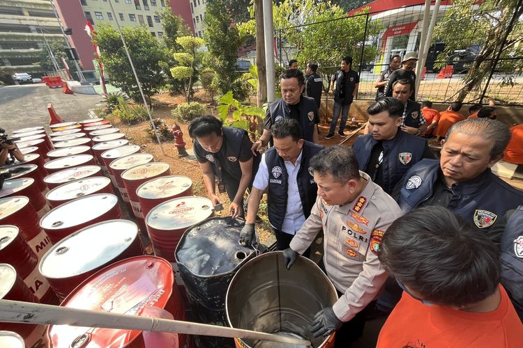 Penjual Oli Palsu di Jakbar Jual Produknya Rp 5,8 Juta per Drum, Setara Harga Oli Asli