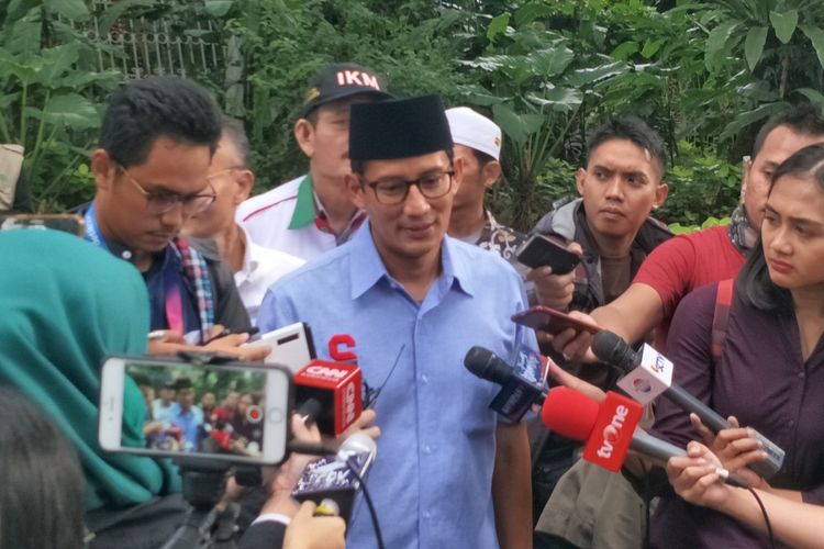 Calon wakil presiden nomor urut 02 Sandiaga Uno seusai doa bersama di Masjid At-Taqwa, Kebayoran Baru, Jakarta Selatan, Minggu (17/3/2019) sore. 