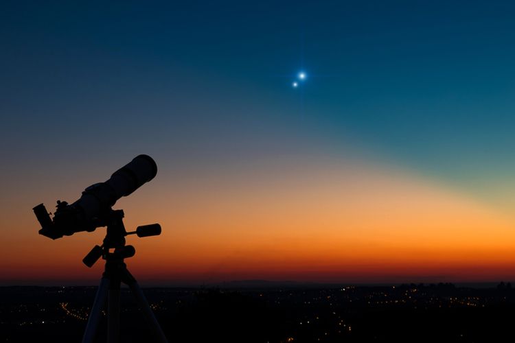 Ilustrasi teleskop, meneropong benda langit