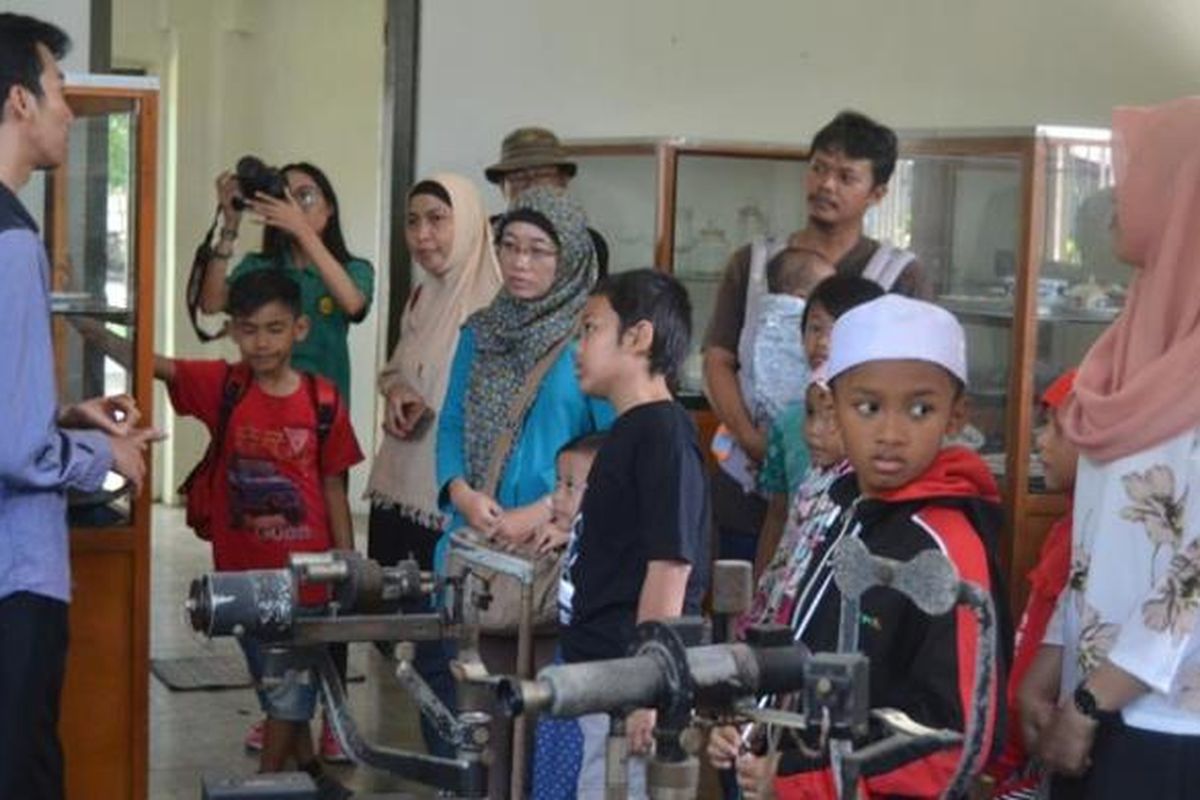 Peserta Kids in Museum sedang mendengarkan penjelasan koleksi museum dari edukator museum.