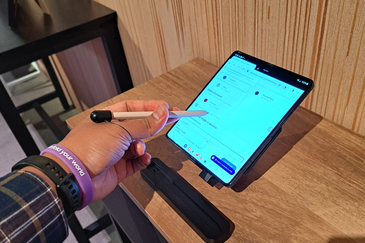 Ilustrasi S Pen untuk Samsung Galaxy Z Fold 4.