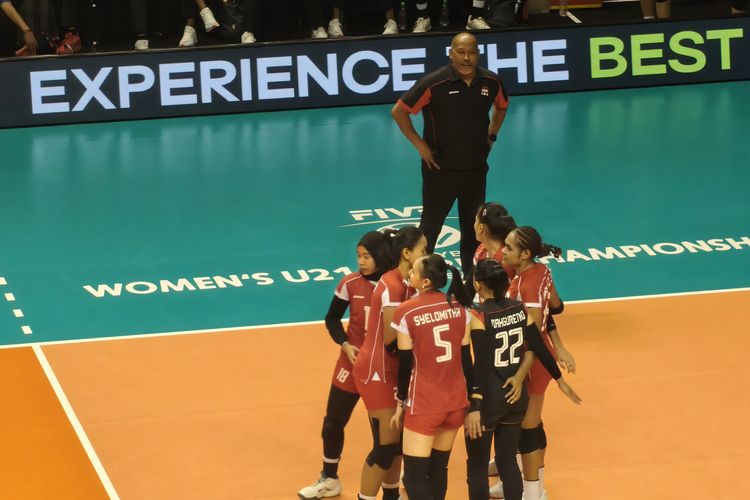 Pelatih Timnas Bola Voli Putri Indonesia U21 mengantarkan tim menempati peringkat ke-16 usai menjalani  Kejuaraan Dunia Bola Voli Putri U21 2025 di Jawa Pos Arena Surabaya, Jawa Timur, Minggu (17/8/2025) siang.