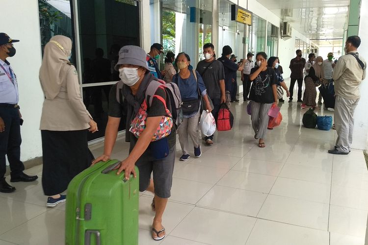 Sebanyak 976 penumpang KM Kelud tiba di Terminal Pelabuhan Bandar Deli Belawan pada Senin (18/4/2022) siang dari Batam, Tanjung Balai Karimun serta Tanjung Priok. Jumlah kedatangan penumpang diperkirakan akan terjadi lonjakan saat mendekati lebaran.