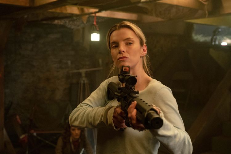 Betty Gilpin dalam film The Hunt (2020)