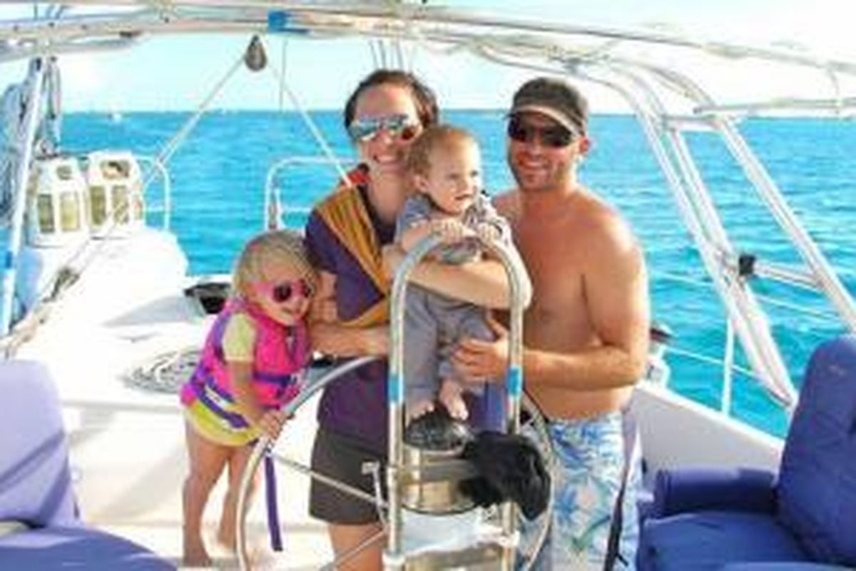 Genevieve dan Eben Stolz memutuskan untuk membeli sebuah family boat dan hidup dengan berlayar di perairan Karibia.