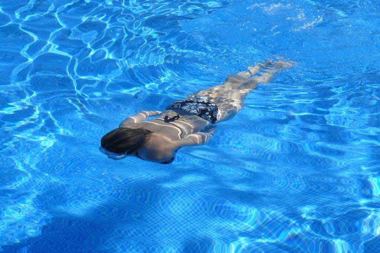 Jika mencari olahraga yang baik untuk ibu hamil muda sekaligus menyenangkan, berenang dan olahraga aerobik air lainnya bisa menjadi pilihan.