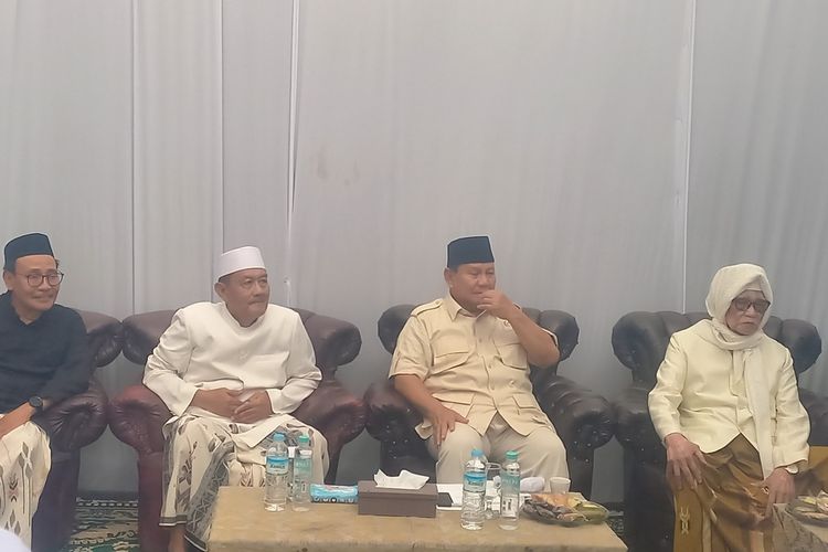 Menteri Pertahanan RI sekaligus Calon Presiden Prabowo Subianto menggelar pertemuan dengan para kiyai khos NU dari Jawa Timur dan Jawa Tengah di Ponpes Darul Ghuroba Langitan, Kabupaten Tuban, Jawa Timur. Minggu (26/11/2023)