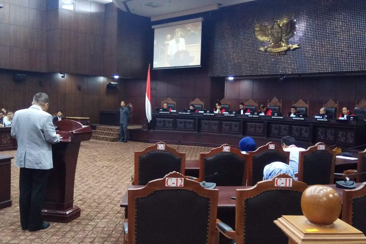 Anggota Komisi III DPR RI, Arsul Sani selaku perwakilan DPR RI menyampaikan keterangan DPR dalam sidang uji materi terkait hak angket yang diajukan oleh sejumlah pihak. Sidang digelar di MK, Jakarta, Selasa (5/9/2017).