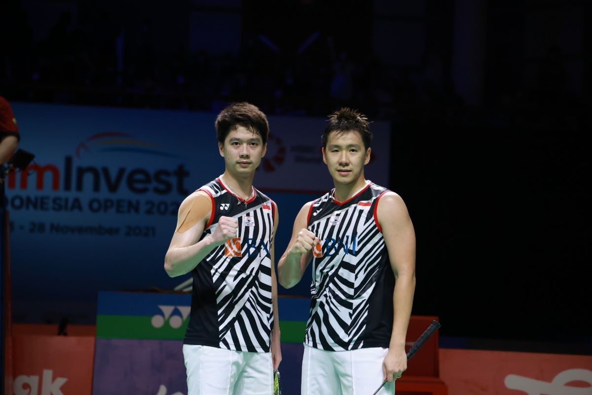 Kevin Sanjaya Sukamuljo (kiri) dan Marcus Fernaldi Gideon (kanan) seusai menghadapi Takuro Hoki/Yugo Kobayashi (Jepang) pada final Indonesia Open 2021 yang dihelat di Bali International Convention Centre, Minggu (28/11/2021).