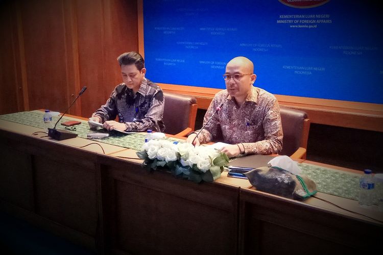 Direktur Eropa I Kementerian Luar Negeri Dino R. Kusnadi dan Juru Bicara Kemlu, Arrmanatha Nasir saat memberikan keterangan pers di Ruang Palapa, Kementerian Luar Negeri, Jakarta Pusat, Kamis (26/5/2017).
