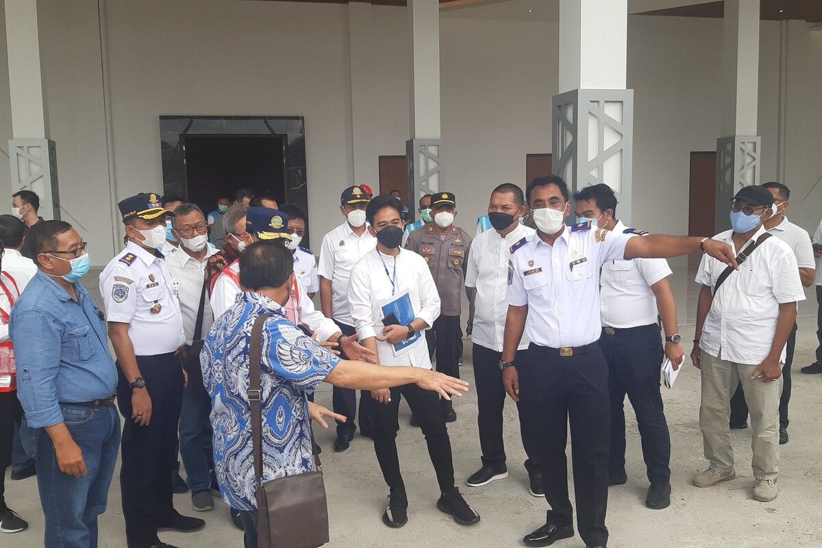 Wali Kota Solo Gibran Rakabuming Raka mendampingi Menteri Perhubungan Budi Karya Sumadi saat meninjau pembangunan Terminal Tipe A Tirtonadi Solo, Jawa Tengah, Minggu (28/2/2021).