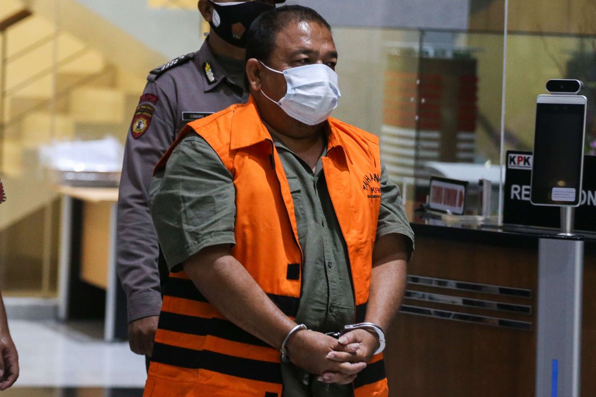 Bupati Langkat Terbit Rencana Perangin Angin memakai rompi tahanan usai menjalani pemeriksaan di Gedung KPK, Jakarta, Kamis (20/1/2022). KPK resmi menahan Bupati Langkat Terbit Rencana Perangin Angin bersama lima orang lainnya serta mengamankan barang bukti berupa uang sebesar Rp 786 juta terkait pekerjaan pengadaan barang dan jasa tahun 2020 sampai 2022 di Kabupaten Langkat, Sumatera Utara.