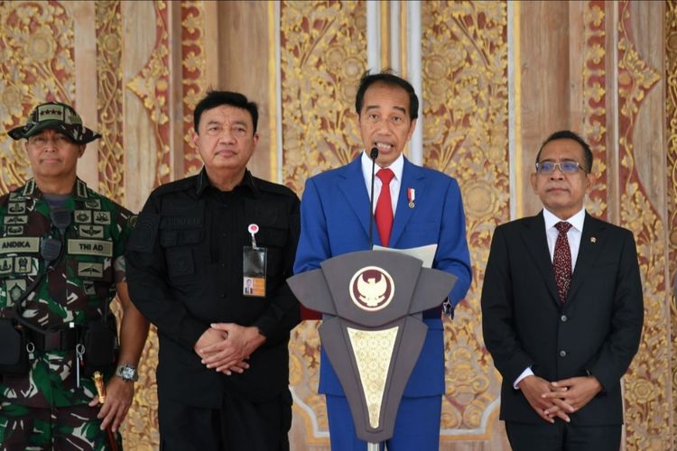 Presiden Joko Widodo saat memberikan keterangan pers sebelum bertolak menuju Bangkok, Thailand, melalui Bandara Internasional I Gusti Ngurah Rai, Kabupaten Badung, Provinsi Bali, pada Kamis (17/11/2022).