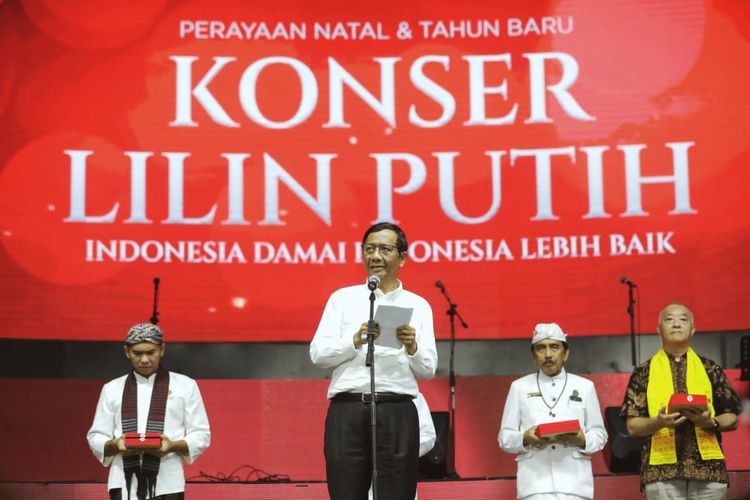 Calon wakil presiden nomor urut 3 Mahfud MD dalam sambutannya di acara Konser Lilin Putih, Balai Sarbini, Jakarta, Rabu (3/1/2024) malam.