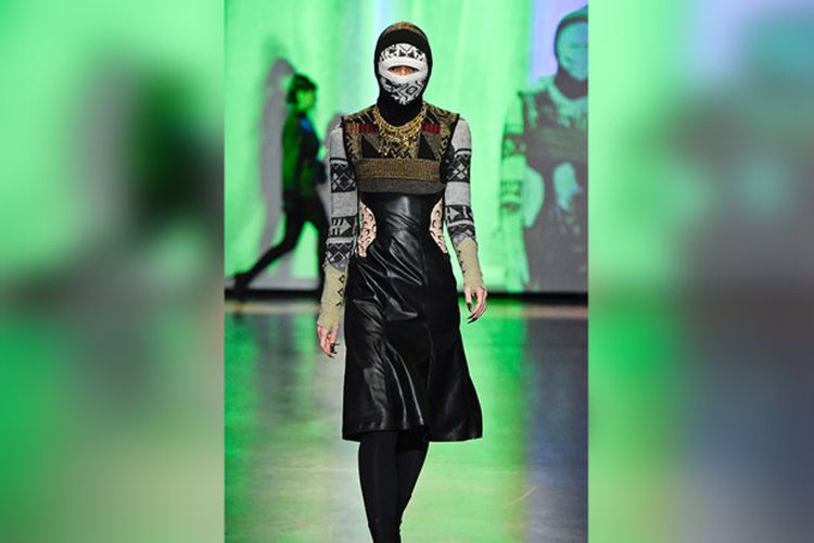 Seorang model berjalan di runway selama acara Marine Serre Ready to Wear Fall/Winter 2020/2021