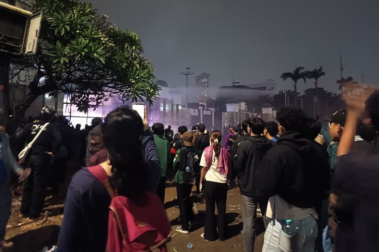 Dari Semprotan Air hingga Massa Berlarian, Situasi Demo DPR Sempat Memanas