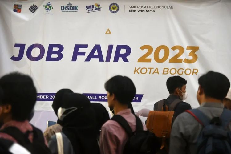 Sejumlah pencari kerja mengikuti Bursa Kerja 2023 di Mal Boxies123, Tajur, Kota Bogor, Jawa Barat, Sabtu (2/12/2023).