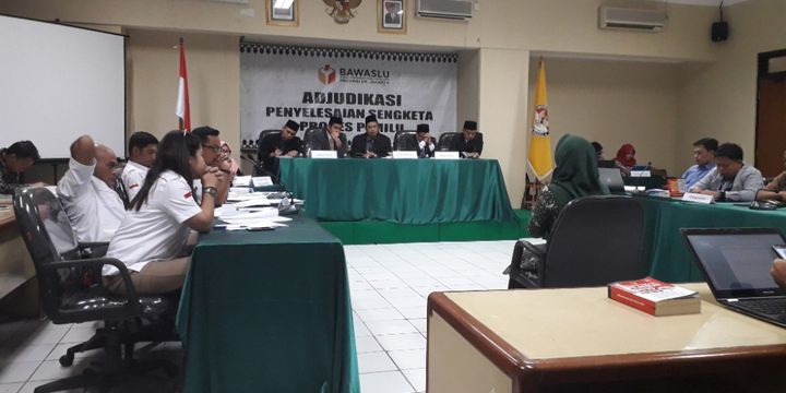 Direktur Perludem Titi Anggraini saat menjadi saksi ahli dalam sidang ajudikasi di Kantor Bawaslu DKI Jakarta, Jumat (24/8/2018).