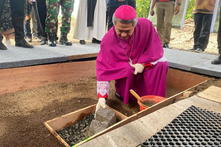 Uskup Bandung Mgr Antonius meletakan batu pertama pada pembangunan Gereja Santo Benediktus di kawasan Kota Baru Parahyangan, Kecamatan Padalarang, Kabupaten Bandung Barat KBB Jawa Barat pada Senin (22/1/2024).