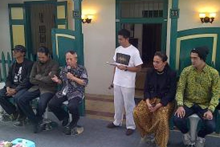 Launching Film Guru Besar Tjokroaminoto di depan rumah HOS Tjokroaminoto Surabaya.