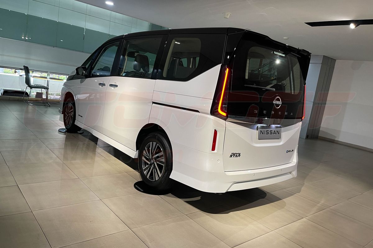 Tampilan Belakang Nissan Serena e-Power Highway Star