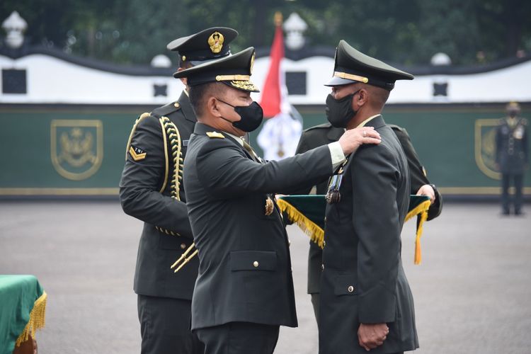 Kepala Staf Angkatan Darat (KSAD) Jenderal Dudung Abdurachman melantik dan mengambil sumpah 999 perwira pertama dalam upacara prasetya perwira Pendidikan Pembentukan Perwira Khusus (Praspa Diktukpasus) TNI AD tahun 2021 di Lapangan Wiradhika Secapa TNI AD, Bandung, Senin (20/12/2021).