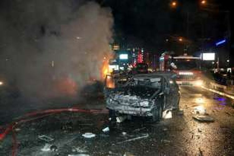 Salah satu mobil yang hangus akibat bom mobil di ibu kota Turki, Ankara, Minggu (13/3/2016) malam, terlilhat masih mengepulkan asap. Akibat bom ini 34 orang tewas dan 125 lainnya terluka.