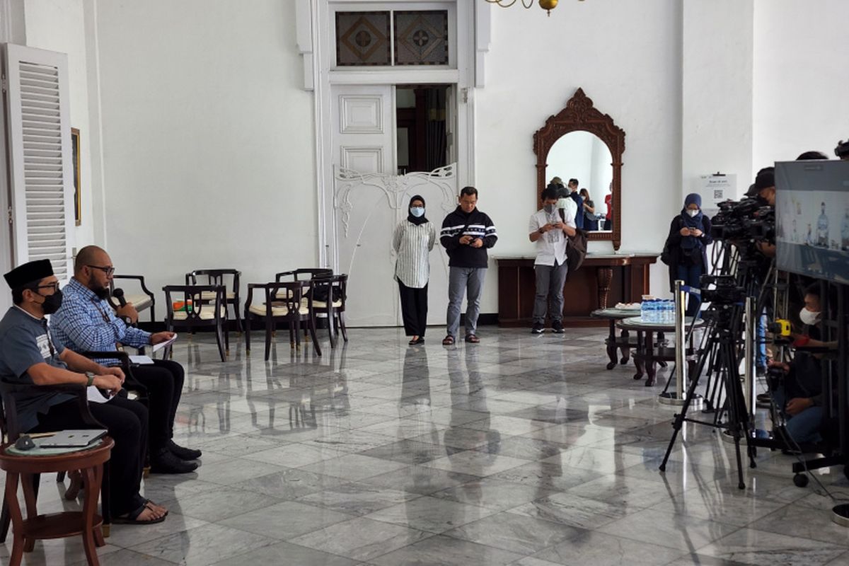 Perwakilan keluarga Ridwan Kamil saat melakukan konferensi pers virtual bersama Muliaman Darmansyah Hadad, Duta Besar Indonesia untuk Swiss di Gedung Pakuan, Kota Bandung, Jawa Barat, Sabtu (28/5/2022).