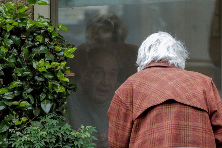 ILUSTRASI - Gene Campbell berbicara dengan istrinya, Dorothy Campbell, melalui jendela di Life Care Center Kirkland, Amerika Serikat (AS), Kamis (5/3/2020).