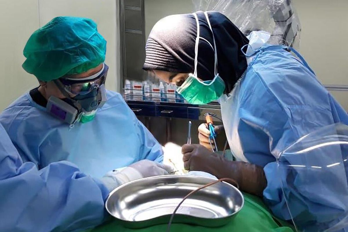Operasi implan koklea yang dilakukan oleh RSUI terhadap anak laki-laki berusia 3 tahun yang tuli dari lahir.