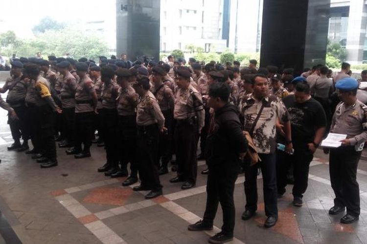 Aparat kepolisian yang berjaga di Hotel Bidakara, Jakarta Selatan pada Jumat (10/2/2017).