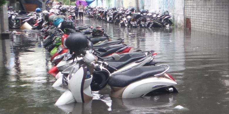 Puluhan motor yang terparkir di Jalan Thamrin, yaitu di wilayah Batu Raja terendam banjir, Selasa (30/8/2016)