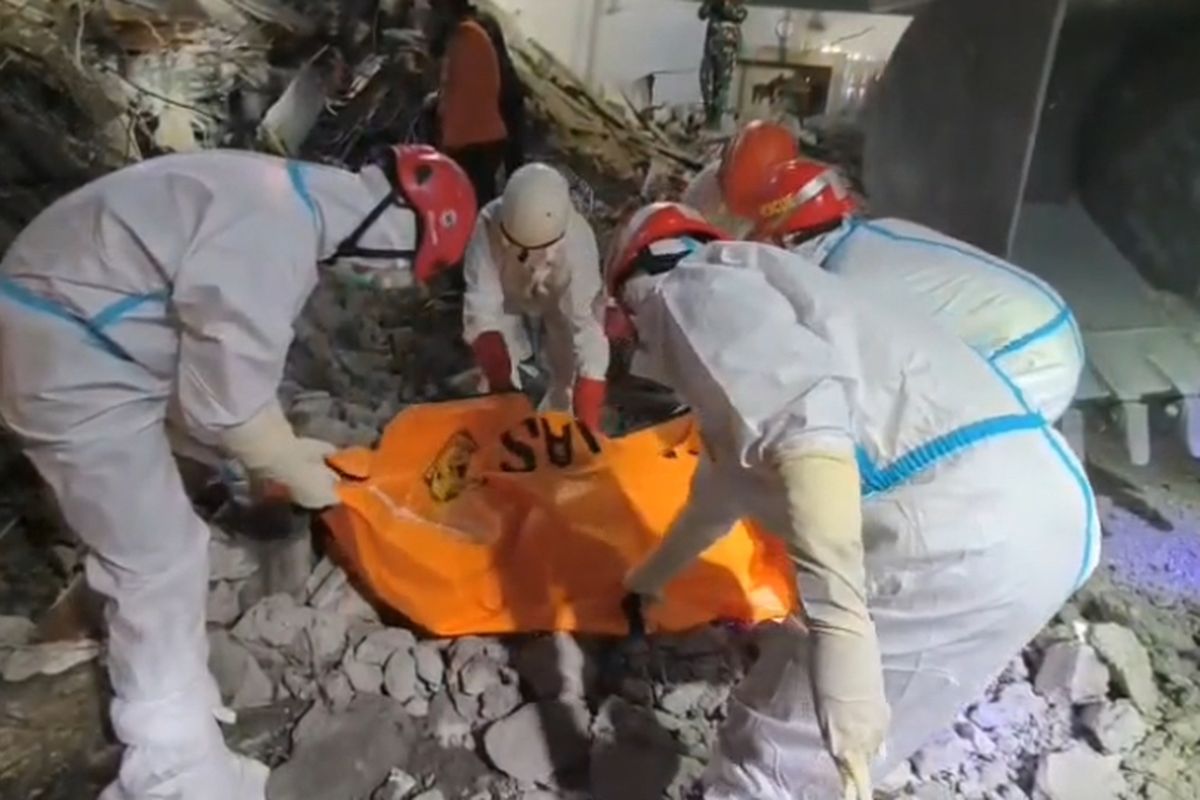 Proses evakusi korban runtuhan Ponpes Al Khoziny Sidoarjo, Minggu (5/10/2025). Tim DVI Polda Jatim terima 55 kantong jenazah korban tragedi Ponpes Al Khoziny, identifikasi DNA dan gigi terus dilakukan.