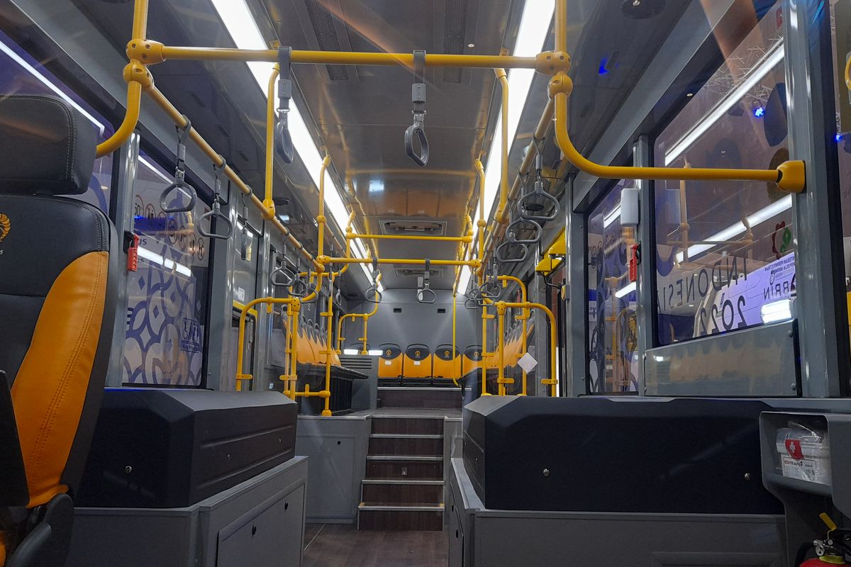 Bus listrik PT MAB di JIExpo, Jakarta Utara, Jumat (22/7/2022)