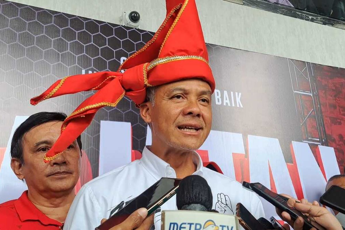 Calon Presiden (Capres) nomor urut 3 Ganjar Pranowo saat diwawancarai awak media usai acara kampanye akbar di gedung UpperHills Convention Hall, Jalan Metro Tanjung Bunga, Kecamatan Mariso, Kota Makassar, Sulsel, pada Selasa (30/1/2023) siang.