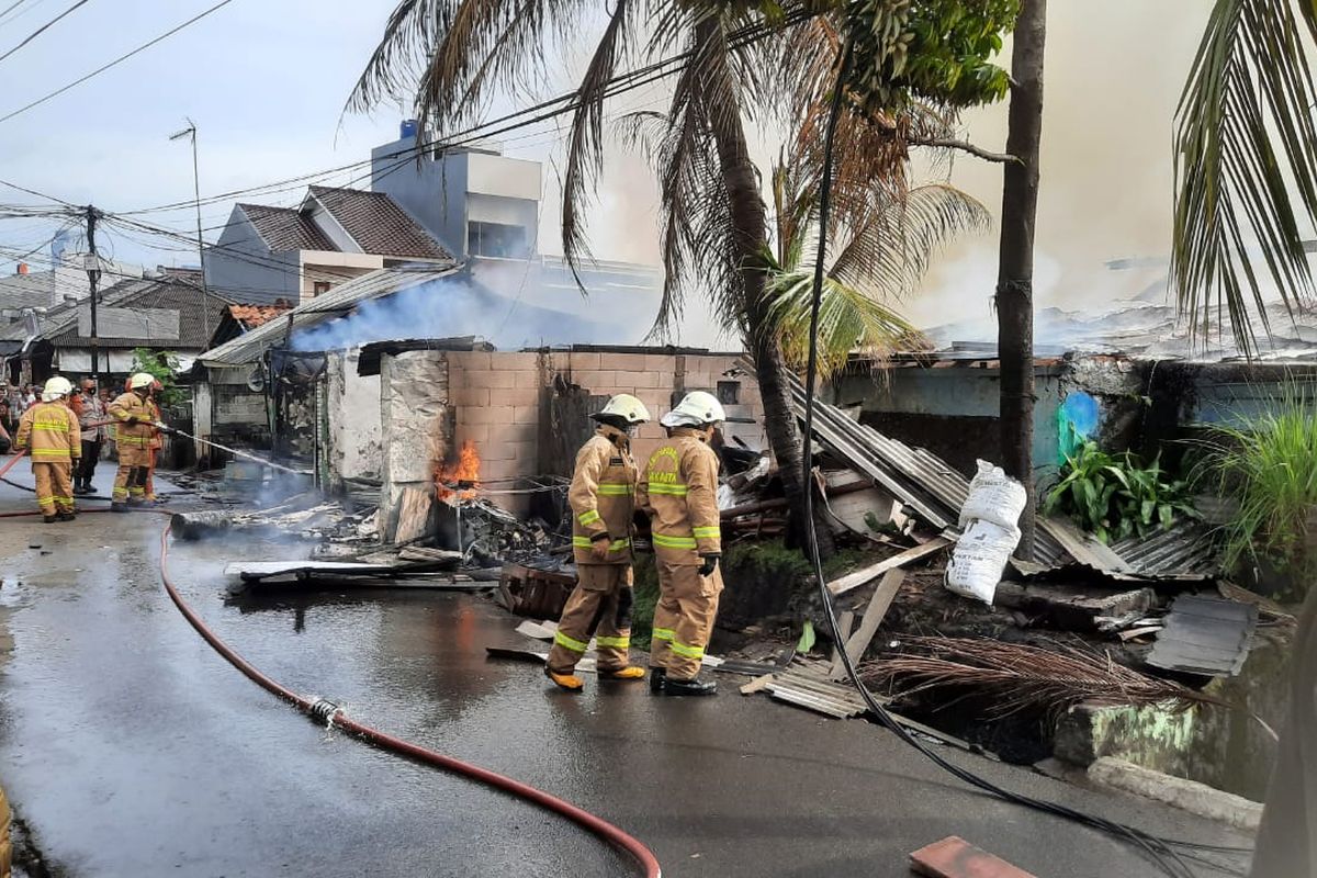 Sebuah bengkel di Jalan Bangka XI, Rt.10/10, Kelurahan Bangka, Kecamatan Mampang Prapatan, Jakarta Selatan, terbakar pada Minggu (2/1/2021). 