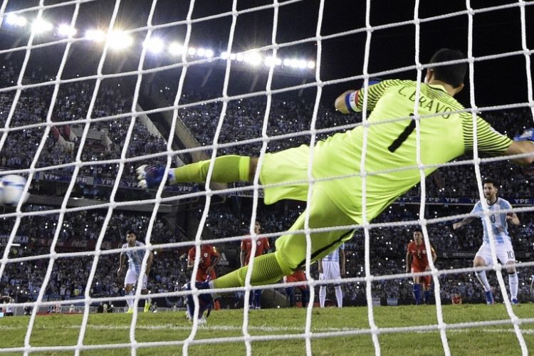 Lionel Messi mencetak gol penalti saat Argentina melawan Cile pada partai Kualifikasi Piala Dunia zona Amerika Selatan di Stadion El Monumental, Kamis (23/3/2017) waktu setempat atau Jumat (24/3/2017) WIB.