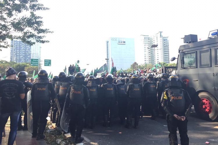 Massa Himpunan Mahasiswa Islam (HMI) di Gedung DPR RI, Jumat (27/9/2019).