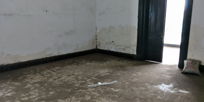 Kondisi Gedung Juang Tambun, Kabupaten Bekasi yang tak terawat dipenuhi kotoran kampret (Sejenis Kelelawar), Plafob bolong dan rusak, Selasa (26/3/2019).