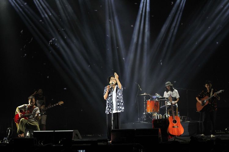 Ari Lesmana (tengah) vokalis Fourtwnty tampil dengan lincah di Tamagochill Festival di Tennis Indoor Senayan, Jakarta Pusat, Kamis (21/11/2019). Band Fourtwnty menjadi pembuka dalam Festival tersebut