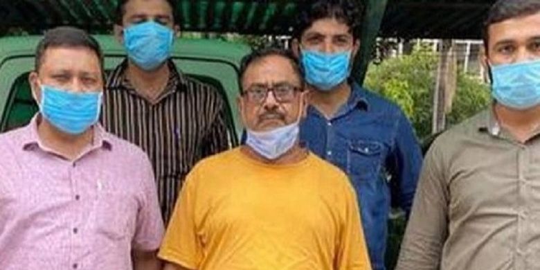 Devender Sharma bersama polisi yang menangkapnya di Delhi, India. Sharma dilaporkan membunuh 50 sopir taksi, mengumpankan jenazah mereka ke kolam berisi buaya, dan kemudian mencuri taksi mereka sejak 2000-an silam.