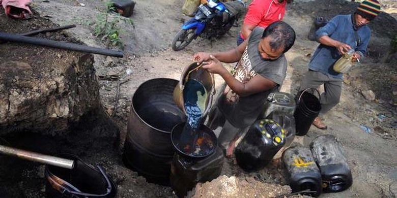 Ilustrasi. Penambang minyak tradisional mengolah minyak mentah yang diambil dari sumur pengeboran tua di Desa Wonocolo, Kecamatan Kedewan, Kabupaten Bojonegoro, Jawa Timur, Jumat (10/5/2013). 